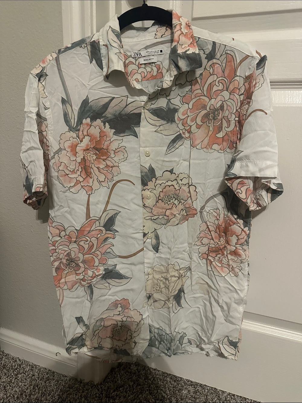 Zara Men’s White Short-Sleeve Floral Button-Down Shirt with Peach Blooms